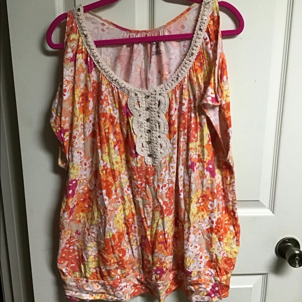 Women’s plus size cold shoulder top